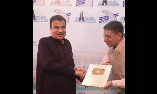 केंद्रीय मंत्री नितिन गडकरी को यूट्यूब से मिला गोल्डन प्ले बटन केंद्रीय मंत्री नितिन गडकरी को यूट्यूब से मिला गोल्डन प्ले बटन