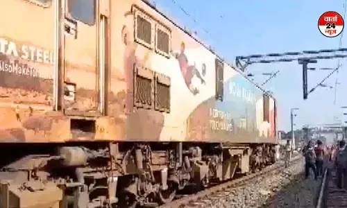 पश्चिम बंगाल: सिकंदराबाद से शालीमार आ रही साप्ताहिक एक्सप्रेस ट्रेन के तीन डिब्बे उतरे पटरी पर, राहत बचाव कार्य जारी