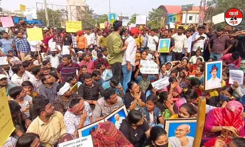 वन डे वन शिफ्ट में पीसीएस प्रीलिम्स और आर ओ के एग्जाम के लिए अभ्यर्थियों का विरोध प्रदर्शन