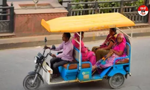 ई-रिक्शा पर बैठीं महिलाओं में से एक अन्य महिला ने दो लाख के मंगलसूत्र पर किया हाथ साफ