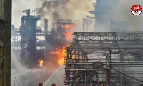 मथुरा रिफाइनरी में लगी भीषण आग, 8 लोग घायल, 3 की हालत गंभीर मथुरा रिफाइनरी में लगी भीषण आग, 8 लोग घायल, 3 की हालत गंभीर