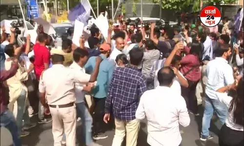 प्रयागराज में चौथे दिन भी अभ्यर्थियों का आंदोलन जारी, पुलिस से हुई नोक झोंक, बैरिकेड तोड़े