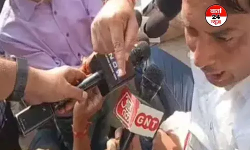 एसडीएम को थप्पड़ मारने के बाद समरावता गांव से गिरफ्तार किए गए निर्दलीय प्रत्याशी नरेश मीणा एसडीएम को थप्पड़ मारने के बाद समरावता गांव से गिरफ्तार किए गए निर्दलीय प्रत्याशी नरेश मीणा