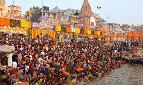 कार्तिक पूर्णिमा पर प्रयागराज और वाराणसी में हजारों श्रद्धालुओं ने गंगा में लगाई आस्था की डुबकी, पटना में जाम कार्तिक पूर्णिमा पर प्रयागराज और वाराणसी में हजारों श्रद्धालुओं ने गंगा में लगाई आस्था की डुबकी, पटना में जाम