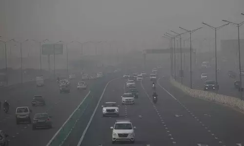 दिल्ली एनसीआर में प्रदूषण और कोहरे की दोहरी मार गंभीर श्रेणी में AQI, संकट में सांस दिल्ली एनसीआर में प्रदूषण और कोहरे की दोहरी मार गंभीर श्रेणी में AQI, संकट में सांस