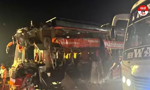 यमुना एक्सप्रेसवे पर ट्रक और डबल डेकर बस की टक्कर, पांच की मौत, 15 घायल यमुना एक्सप्रेसवे पर ट्रक और डबल डेकर बस की टक्कर, पांच की मौत, 15 घायल