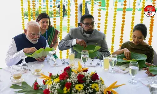 गयाना के राष्ट्रपति के साथ पीएम मोदी ने वाटर लिली के पत्ते पर किया भोजन