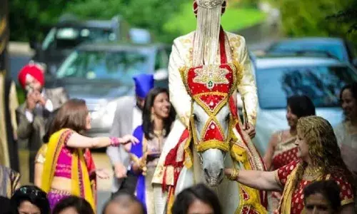 बारात से एक दिन पहले दूल्हे के घर पहुंची प्रेमिका बारात से एक दिन पहले दूल्हे के घर पहुंची प्रेमिका