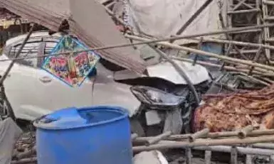 गाजियाबाद में कार हादसा, बिजली के खंभे से टकराने पर एयरबैग से बची जान गाजियाबाद में कार हादसा, बिजली के खंभे से टकराने पर एयरबैग से बची जान