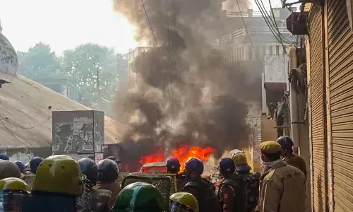 Sambhal Violence:  25 गिरफ्तार, 800 पर मुकदमा, सपा सांसद पर पुलिस-प्रशासन ने लगाया यह आरोप! Sambhal Violence:  25 गिरफ्तार, 800 पर मुकदमा, सपा सांसद पर पुलिस-प्रशासन ने लगाया यह आरोप!