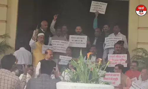 राजद विधायकों के साथ तेजस्वी विधानसभा परिसर में कर रहे प्रदर्शन, जानें क्या हैं इनकी मांगे?