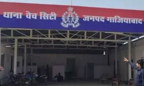 सड़क पर दौड़ते समय कैंटर में लगी आग, चालक ने कूदकर बचाई अपनी जान सड़क पर दौड़ते समय कैंटर में लगी आग, चालक ने कूदकर बचाई अपनी जान