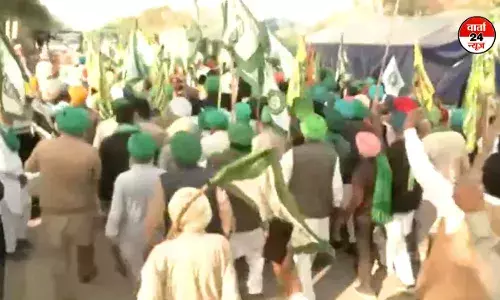 किसान नेता डल्लेवाल को हिरासत में लेने से मचा बवाल! खनौरी बॉर्डर पर किसान संगठनों ने किया विरोध प्रदर्शन किसान नेता डल्लेवाल को हिरासत में लेने से मचा बवाल! खनौरी बॉर्डर पर किसान संगठनों ने किया विरोध प्रदर्शन