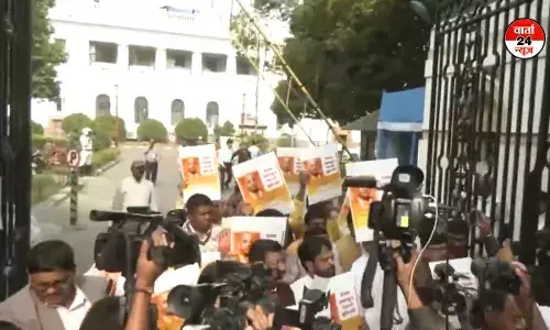 बांग्लादेश में चिन्मय कृष्ण की हिरासत को लेकर कोलकाता में भाजपा नेताओं का विरोध प्रदर्शन बांग्लादेश में चिन्मय कृष्ण की हिरासत को लेकर कोलकाता में भाजपा नेताओं का विरोध प्रदर्शन