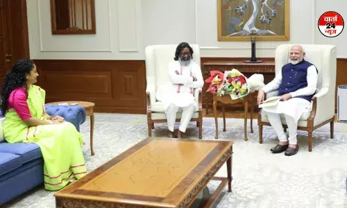 हेमंत सोरेन ने अपनी पत्नी कल्पना सोरेन के साथ पीएम मोदी से की मुलाकात
