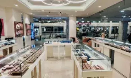 ज्वेलरी शोरूम से महिला ने सोने का कंगन चोरी किया, सीसीटीवी में कैद ज्वेलरी शोरूम से महिला ने सोने का कंगन चोरी किया, सीसीटीवी में कैद