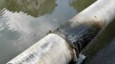 पाइपलाइन फटने से हजारों लीटर पानी बर्बाद, सड़कों पर हुआ पानी पानी पाइपलाइन फटने से हजारों लीटर पानी बर्बाद, सड़कों पर हुआ पानी पानी