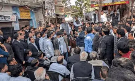 Ghaziabad lawyers strike news: वकीलों की अंदरूनी लड़ाई, दो गुटों के बीच हड़ताल जारी Ghaziabad lawyers strike news: वकीलों की अंदरूनी लड़ाई, दो गुटों के बीच हड़ताल जारी