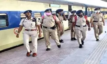 सीआरपीएफ टीम ने अवैध रूप से ई टिकट बेचने वाले दो आरोपियों को किया गिरफ्तार