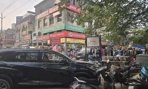 DM साहब! फुटपाथ/ग्रीन बेल्ट को साफ करवाने का दें आदेश, ताकि लोगों को पैदल चलने का मिल सके अधिकार