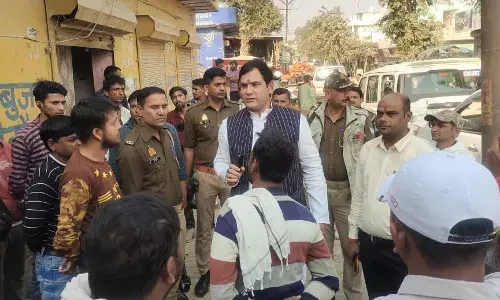 लोनी विधायक ने मांस की खुली दुकानों का निरीक्षण किया