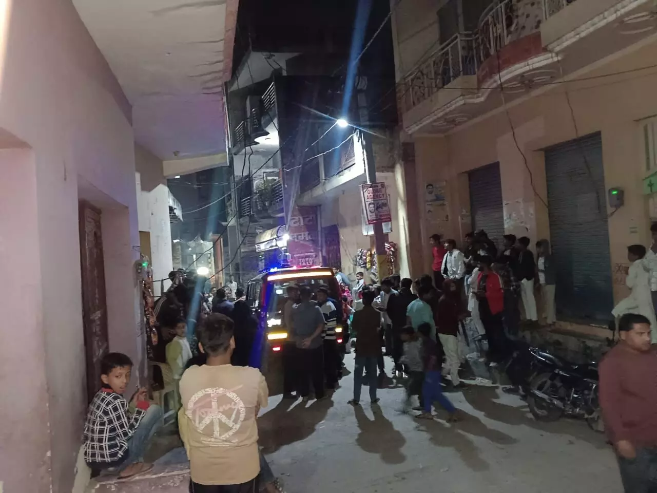 बच्चों की लड़ाई में चले जमकर लाठी डंडे बच्चों की लड़ाई में चले जमकर लाठी डंडे