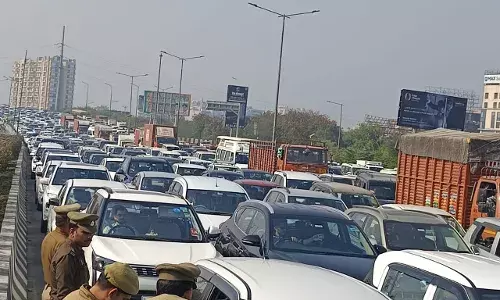 पुलिस ने सांसद जिया-उर-रहमान बर्क समेत सपा नेताओं को दिल्ली-गाजियाबाद बॉर्डर पर संभल जाने से रोका, लगा लंबा जाम पुलिस ने सांसद जिया-उर-रहमान बर्क समेत सपा नेताओं को दिल्ली-गाजियाबाद बॉर्डर पर संभल जाने से रोका, लगा लंबा जाम