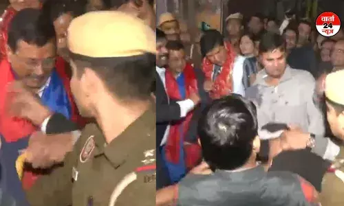 अरविंद केजरीवाल के ऊपर फिर से हमला, उन पर फेंका गया लिक्विड, भाजपा पर हमले का आरोप अरविंद केजरीवाल के ऊपर फिर से हमला, उन पर फेंका गया लिक्विड, भाजपा पर हमले का आरोप