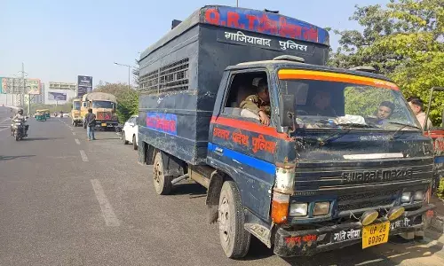 कांग्रेस नेताओं को संभल जाने से रोकने के लिए यूपी गेट पर फोर्स तैनात कांग्रेस नेताओं को संभल जाने से रोकने के लिए यूपी गेट पर फोर्स तैनात