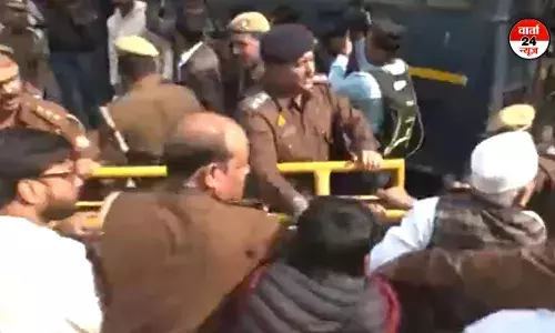 संभल पर अब राजनीतिक दंगल! अजय राय अड़े तो हो गई हाथापाई, पुलिस और कांग्रेस के बीच रस्साकशी जारी... संभल पर अब राजनीतिक दंगल! अजय राय अड़े तो हो गई हाथापाई, पुलिस और कांग्रेस के बीच रस्साकशी जारी...