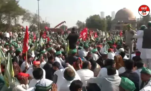किसानों का धरना-प्रदर्शन जारी! दलित प्रेरणा स्थल के अंदर धरने पर बैठे किसान किसानों का धरना-प्रदर्शन जारी! दलित प्रेरणा स्थल के अंदर धरने पर बैठे किसान