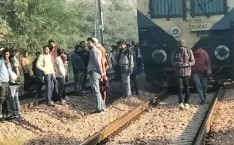 रेलवे फाटक न लगने से खड़ी रही पैसेंजर ट्रेन रेलवे फाटक न लगने से खड़ी रही पैसेंजर ट्रेन