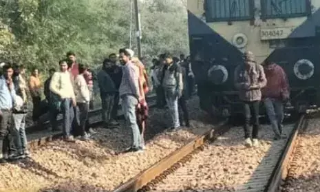 रेलवे फाटक न लगने से खड़ी रही पैसेंजर ट्रेन रेलवे फाटक न लगने से खड़ी रही पैसेंजर ट्रेन