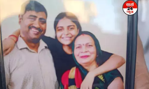 दिल दहलाने वाली घटना! बेटा लौटा तो घर में थी पिता, मां और बहन की लाश दिल दहलाने वाली घटना! बेटा लौटा तो घर में थी पिता, मां और बहन की लाश