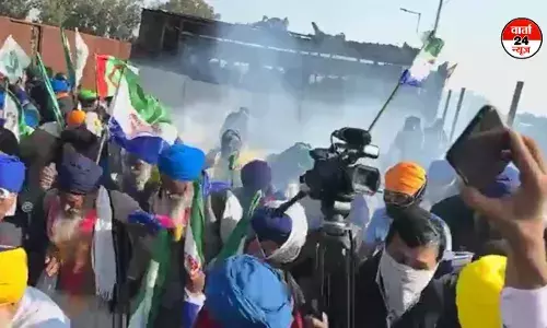 पंजाब-हरियाणा शंभू बॉर्डर पर दिल्ली की तरफ आगे बढ़ने वाले किसानों का पुलिस से टकराव! केमिकल स्प्रे का छिड़काव, भारी तनाव पंजाब-हरियाणा शंभू बॉर्डर पर दिल्ली की तरफ आगे बढ़ने वाले किसानों का पुलिस से टकराव! केमिकल स्प्रे का छिड़काव, भारी तनाव