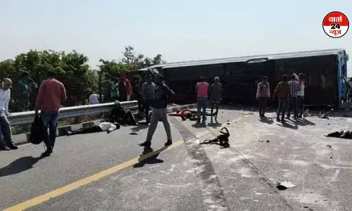 आगरा-लखनऊ एक्सप्रेसवे पर स्लीपर बस पलटी, बस चालक समेत आठ लोगों की मौत, 40 से अधिक घायल आगरा-लखनऊ एक्सप्रेसवे पर स्लीपर बस पलटी, बस चालक समेत आठ लोगों की मौत, 40 से अधिक घायल