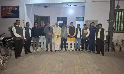 लोनी के अधिशासी अधिकारी पर सभासदों ने लगाए गंभीर आरोप, मुकदमा दर्ज करने की मांग लोनी के अधिशासी अधिकारी पर सभासदों ने लगाए गंभीर आरोप, मुकदमा दर्ज करने की मांग