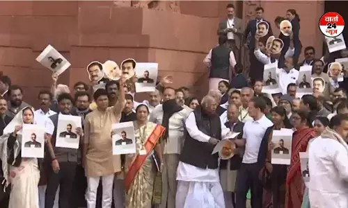 अडानी मामले पर राहुल गांधी का संसद में प्रदर्शन, टीएमसी और सपा सांसद रहे अनुपस्थित अडानी मामले पर राहुल गांधी का संसद में प्रदर्शन, टीएमसी और सपा सांसद रहे अनुपस्थित