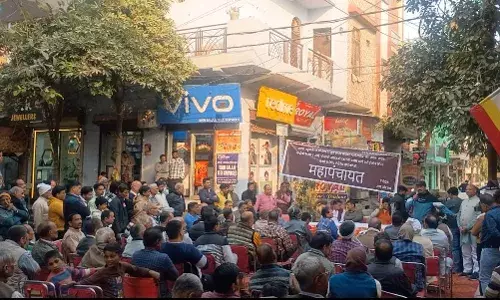 सभासद के खिलाफ कूड़ा डालने की घटना पर महापंचायत में बड़ा विरोध, कानूनी कार्रवाई की मांग