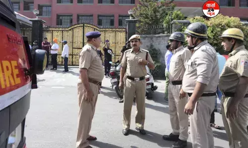 Bomb Threats School: दिल्ली के 40 स्कूलों पर बम बरसाने की धमकी, कई स्कूल तत्काल बंद Bomb Threats School: दिल्ली के 40 स्कूलों पर बम बरसाने की धमकी, कई स्कूल तत्काल बंद