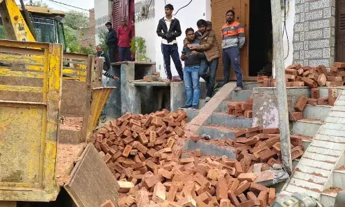 ट्रैक्टर ट्राली पलटने से चार बच्चे घायल, ईंटों के नीचे दबने से मची अफरा-तफरी ट्रैक्टर ट्राली पलटने से चार बच्चे घायल, ईंटों के नीचे दबने से मची अफरा-तफरी