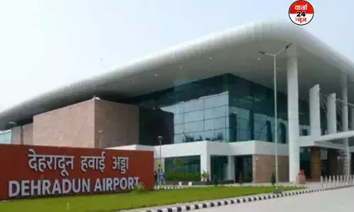 देहरादून एयरपोर्ट पर बम धमकी के बाद टर्मिनल खाली, सुरक्षा जांच तेज देहरादून एयरपोर्ट पर बम धमकी के बाद टर्मिनल खाली, सुरक्षा जांच तेज