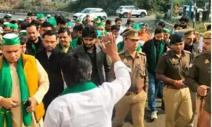 भोजपुर टोल पर पुलिस ने रोका किसानों को, सूचना के बाद किया कार्रवाई