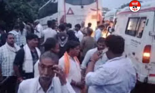 हाथरस में कंटेनर और मैक्स की भीषण टक्कर, सात की मौत, कई घायल हाथरस में कंटेनर और मैक्स की भीषण टक्कर, सात की मौत, कई घायल