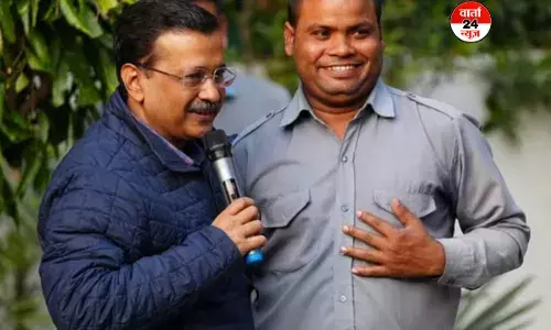 केजरीवाल की ऑटोवालों को पांच गारंटी, इंश्योरेंस और कोचिंग का खर्च उठाएगी सरकार केजरीवाल की ऑटोवालों को पांच गारंटी, इंश्योरेंस और कोचिंग का खर्च उठाएगी सरकार