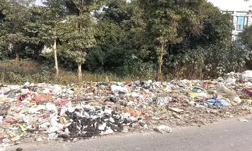 गोविंदपुरम में कूड़े के ढेर से लोग परेशान, नगर निगम से सफाई की मांग गोविंदपुरम में कूड़े के ढेर से लोग परेशान, नगर निगम से सफाई की मांग