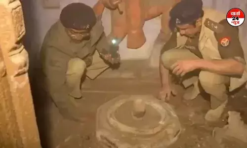 संभल में बिजली चोरी के खिलाफ कार्रवाई तेज, बंद मंदिर को फिर से खोला गया संभल में बिजली चोरी के खिलाफ कार्रवाई तेज, बंद मंदिर को फिर से खोला गया