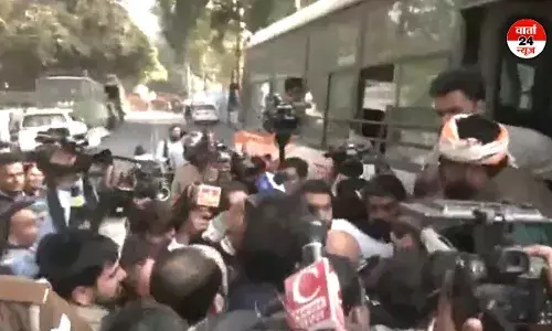 कांग्रेस प्रमुख अजय राय और अन्य नेताओं को पुलिस ने लिया हिरासत में कांग्रेस प्रमुख अजय राय और अन्य नेताओं को पुलिस ने लिया हिरासत में