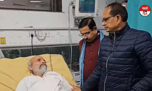 धक्का-मुक्की के बाद दो भाजपा सांसद अस्पताल में भर्ती, केंद्रीय मंत्रियों ने की मुलाकात धक्का-मुक्की के बाद दो भाजपा सांसद अस्पताल में भर्ती, केंद्रीय मंत्रियों ने की मुलाकात