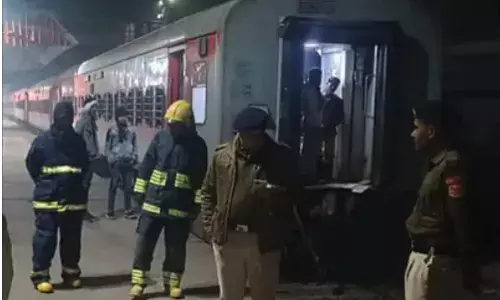 डुमरांव स्टेशन के पास पटना-बांद्रा एक्सप्रेस में आग, तीन घंटे की मशक्कत के बाद काबू डुमरांव स्टेशन के पास पटना-बांद्रा एक्सप्रेस में आग, तीन घंटे की मशक्कत के बाद काबू